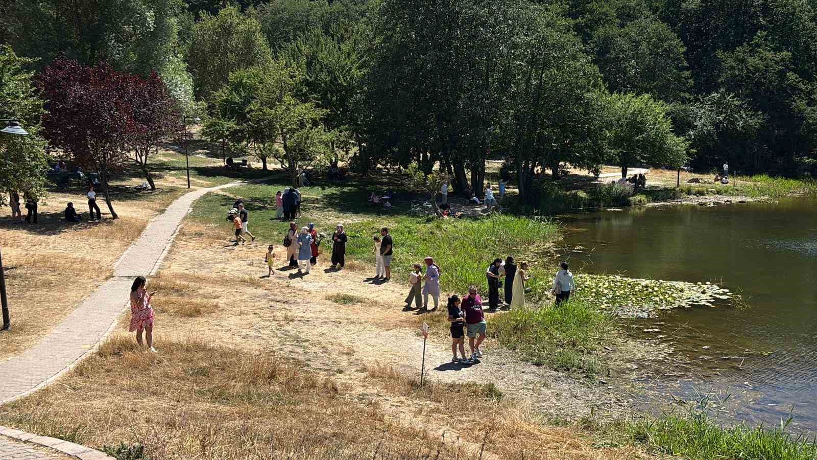 Sıcak havadan bunalan vatandaşlar soluğu G&ouml;lc&uuml;k Tabiat Parkı&rsquo;nda aldı
