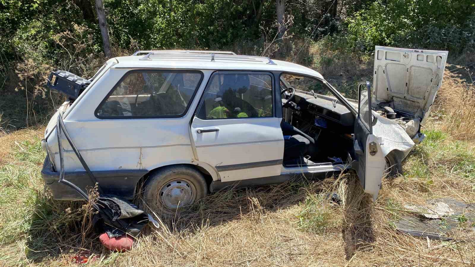 &Ccedil;orum&rsquo;da otomobil bariyerlere &ccedil;arptı: 2 yaralı
