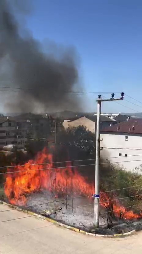 Evlerin bitişiğinde çıkan yangın korkuttu