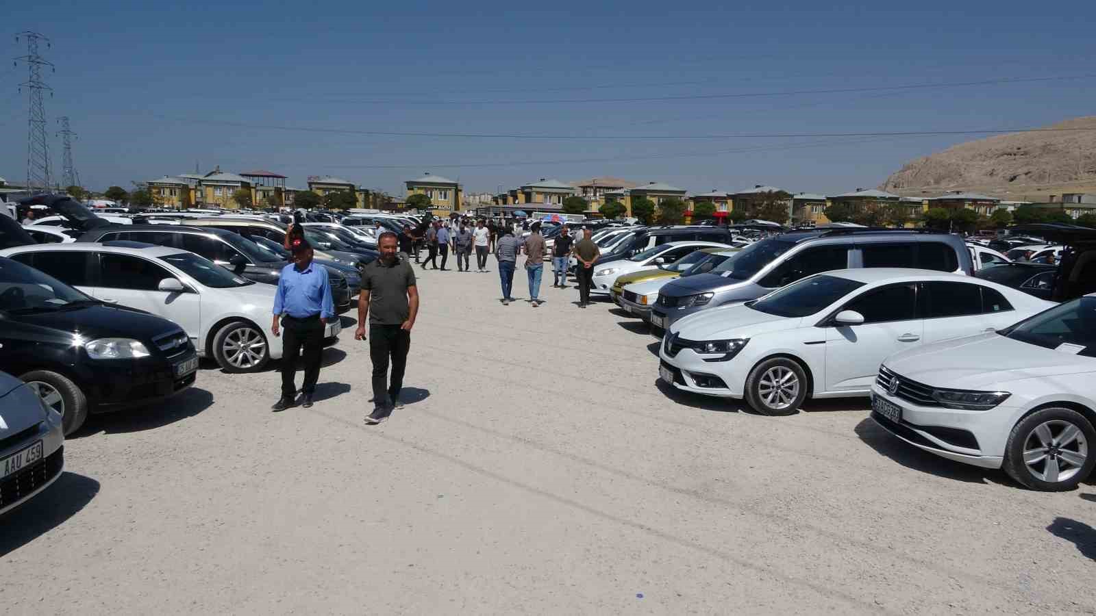 Van&rsquo;da ikinci el a&ccedil;ık oto pazarında durgunluk s&uuml;r&uuml;yor
