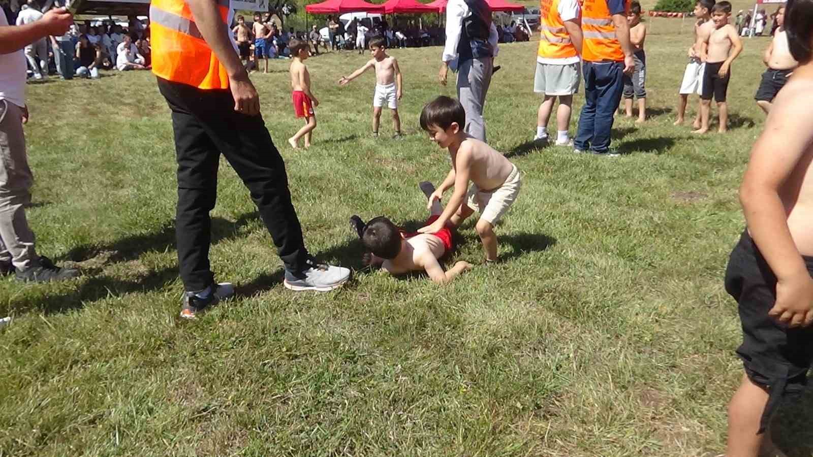 Bölgenin son Hacet Bayramı’nda miniklerin güreşleri eğlenceli anlara sahne oldu