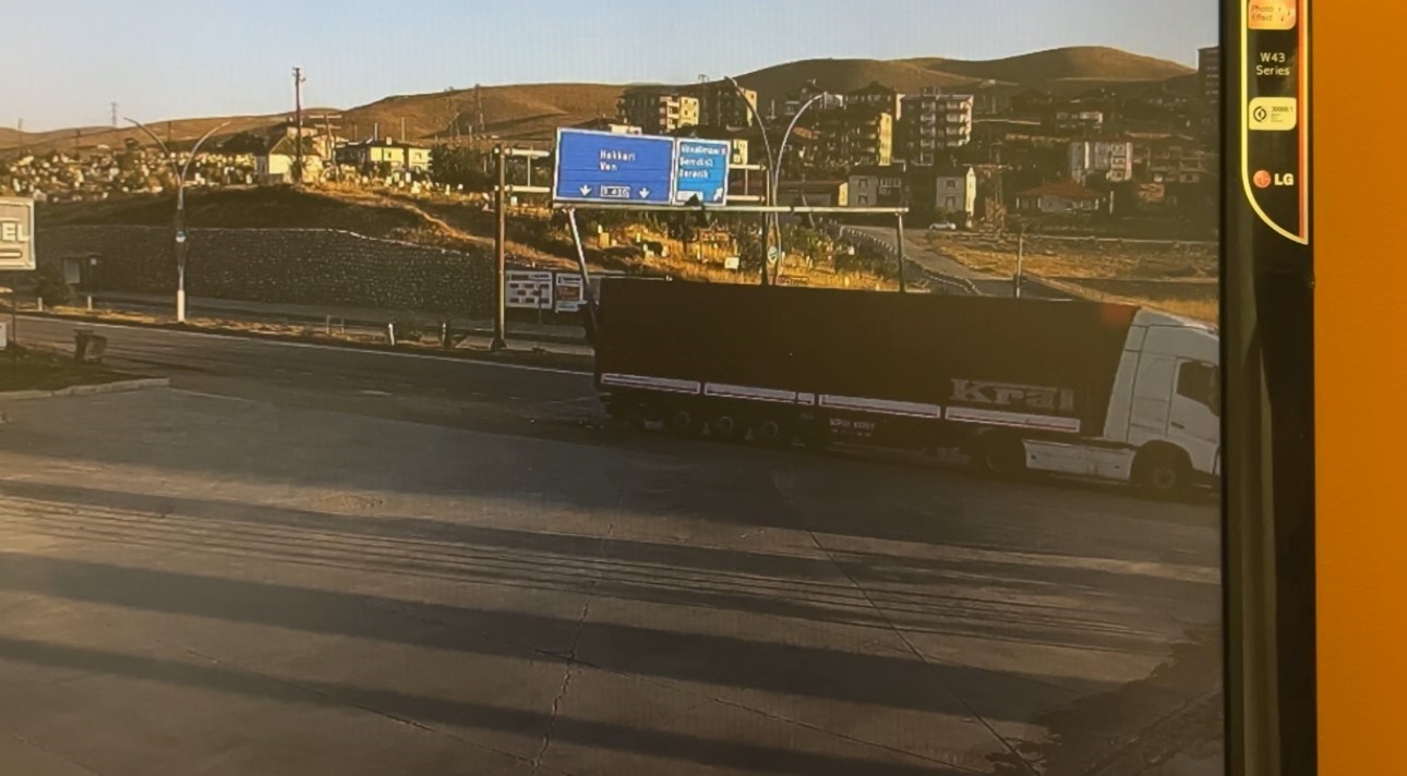 Y&uuml;ksekova&rsquo;da sinyalizasyon direğine &ccedil;arpan tır g&uuml;venlik kamerasına yansıdı
