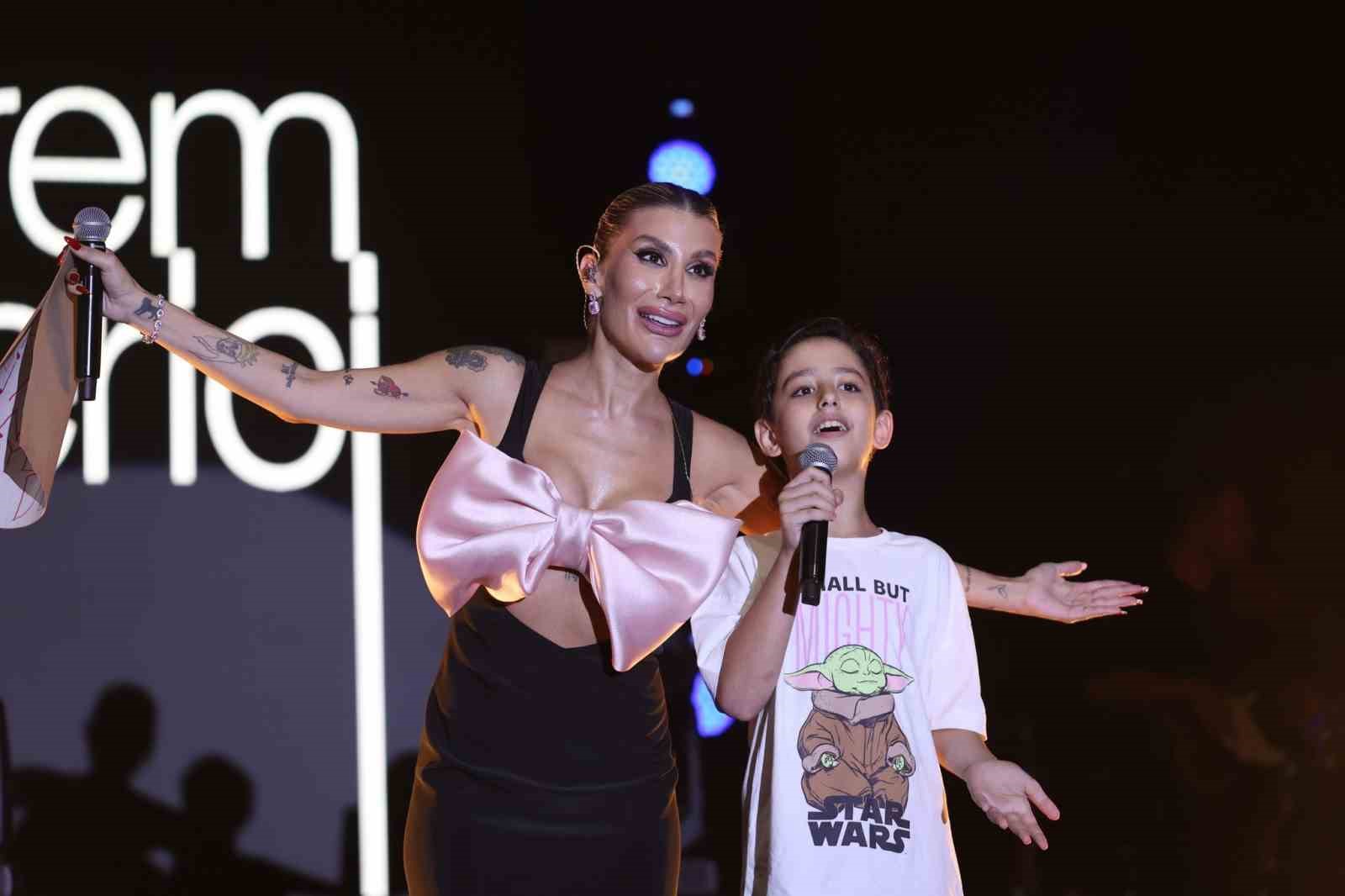 Tavas Zeybek Festivalinde İrem Derici fırtınası esti