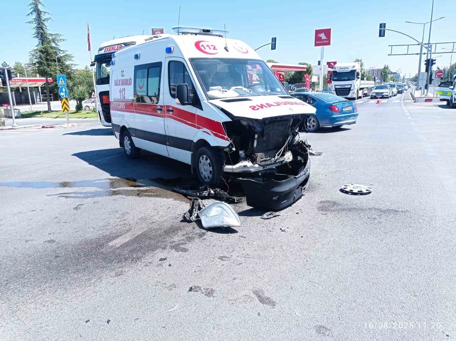 Malatya’da kaza ihbarına giden ambulans kaza yaptı