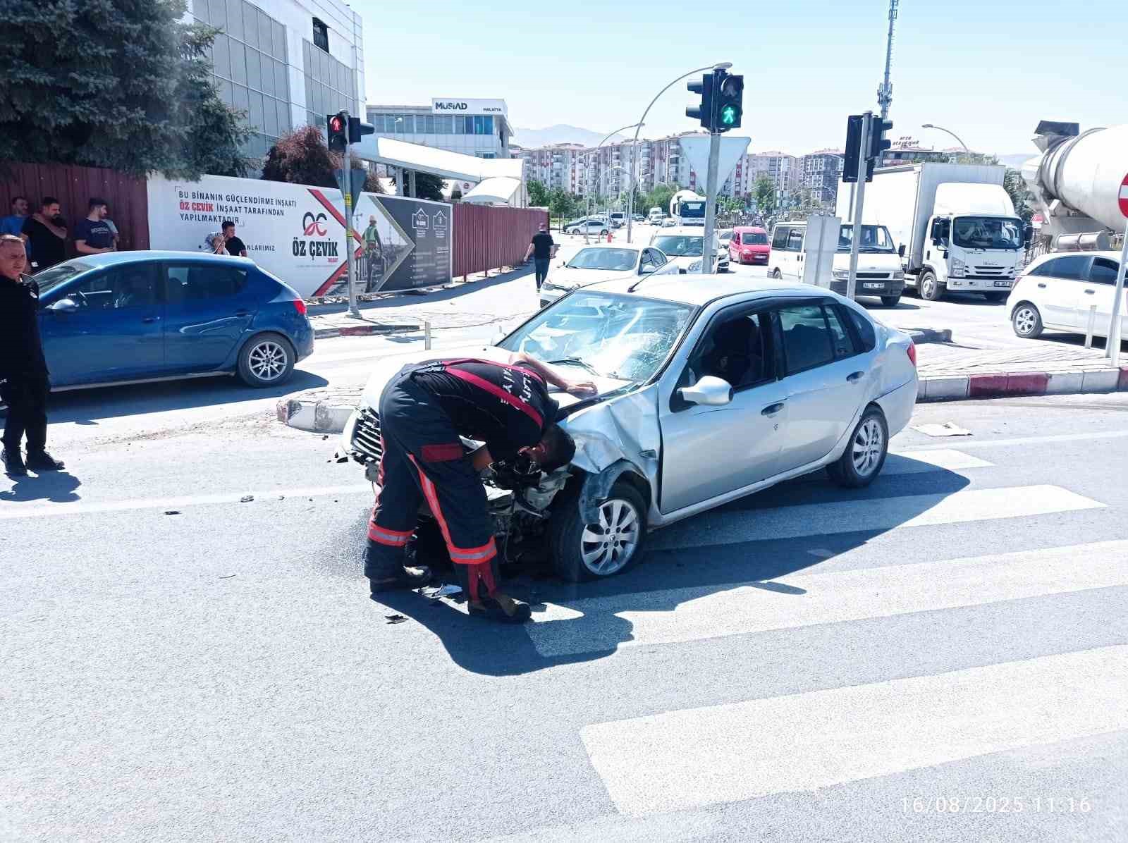 Malatya&rsquo;da kaza ihbarına giden ambulans kaza yaptı
