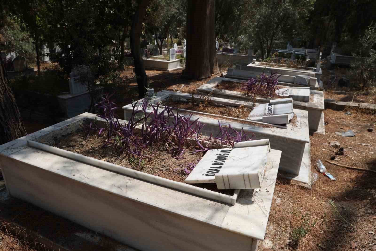 Adana&rsquo;da mezar taşları tahrip edildi
