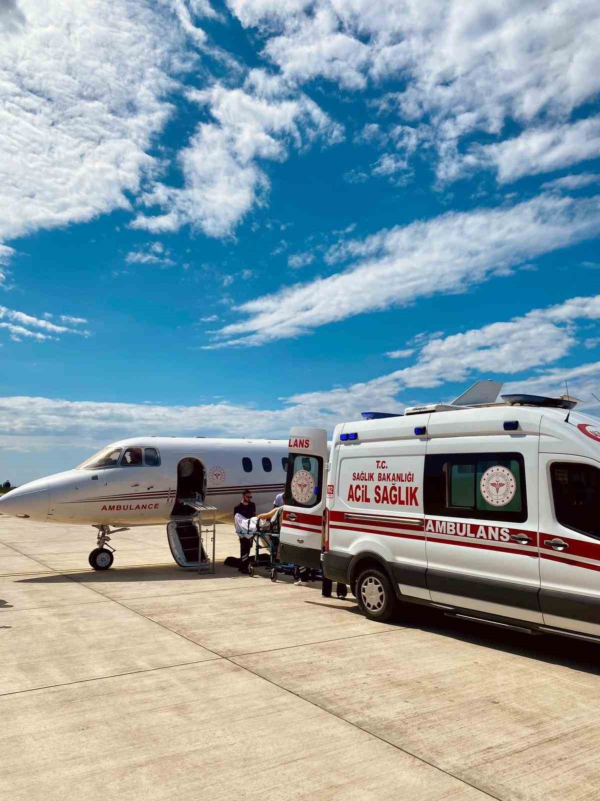 Ambulans u&ccedil;ak 22 yaşındaki hasta i&ccedil;in havalandı
