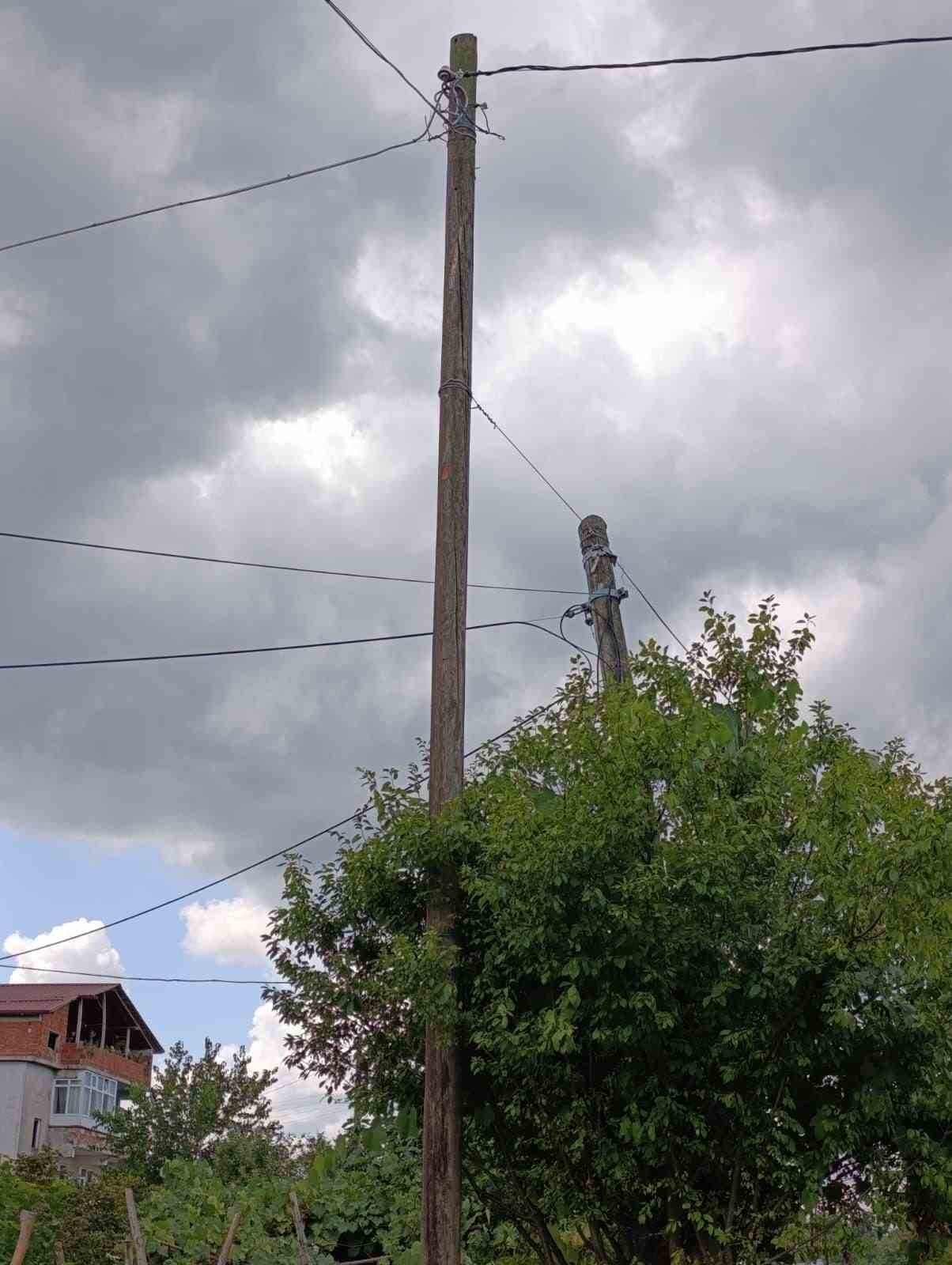 Eğik duran elektrik direği d&uuml;zeltildi
