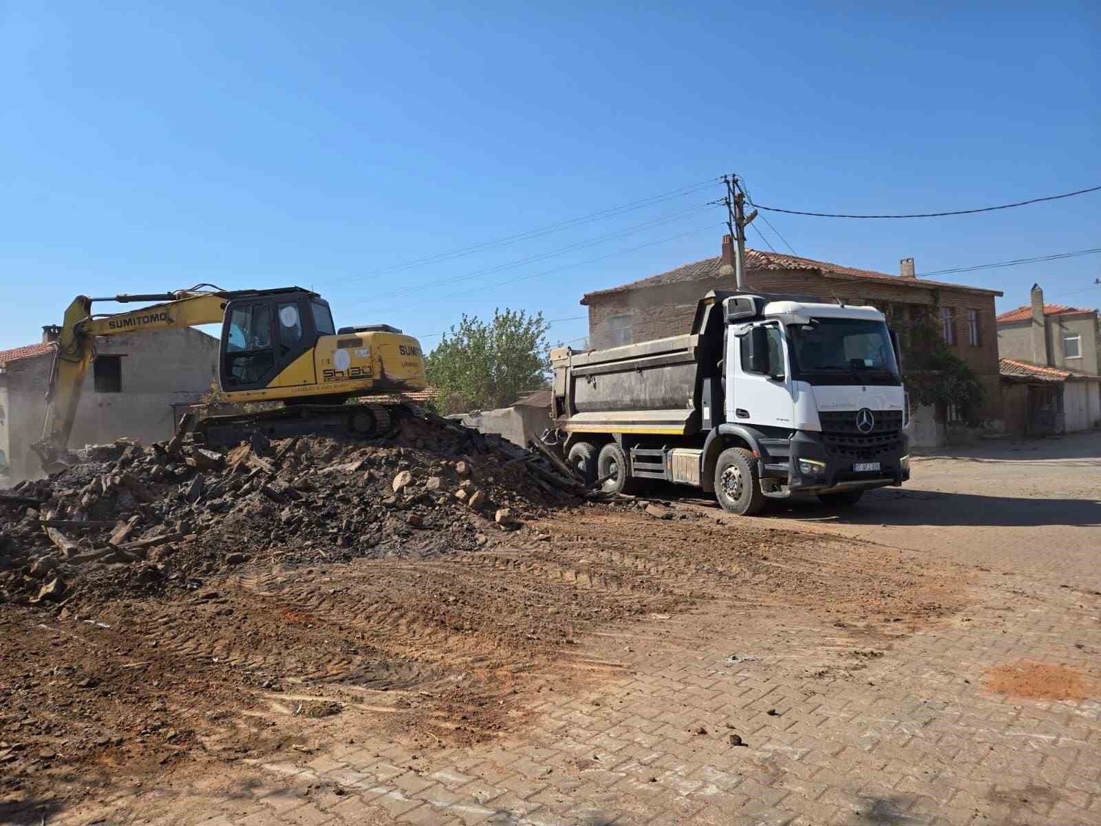 Orman yangınında hasar alan binaların enkazları bir bir kaldırılıyor