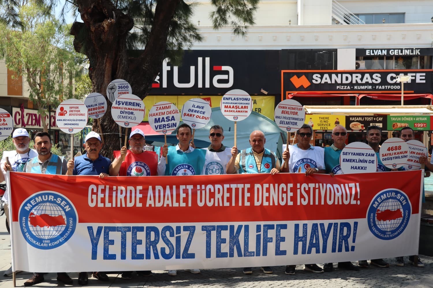 Memur Sen Antalya’da çadır kurup eylem yaptı
