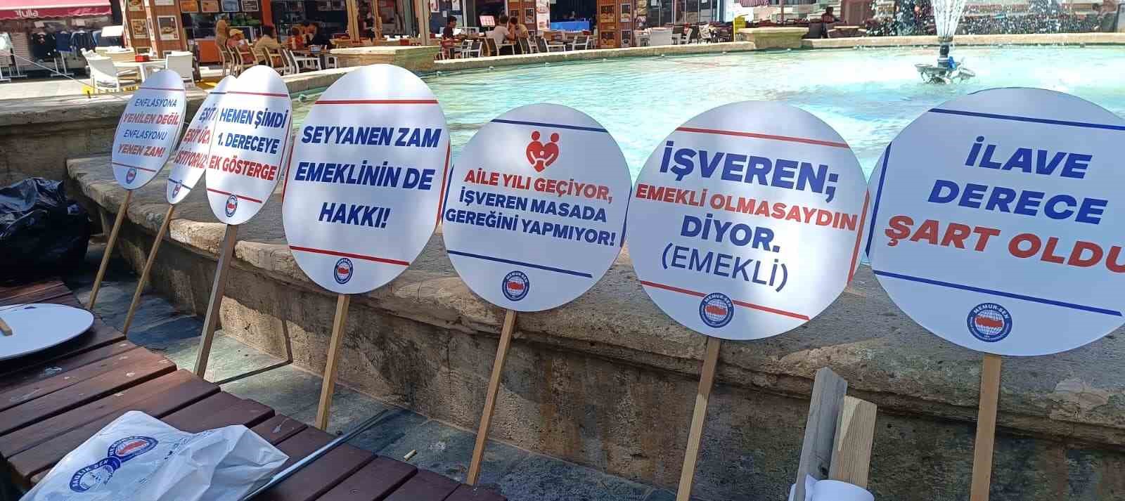 Memur Sen Antalya&rsquo;da &ccedil;adır kurup eylem yaptı
