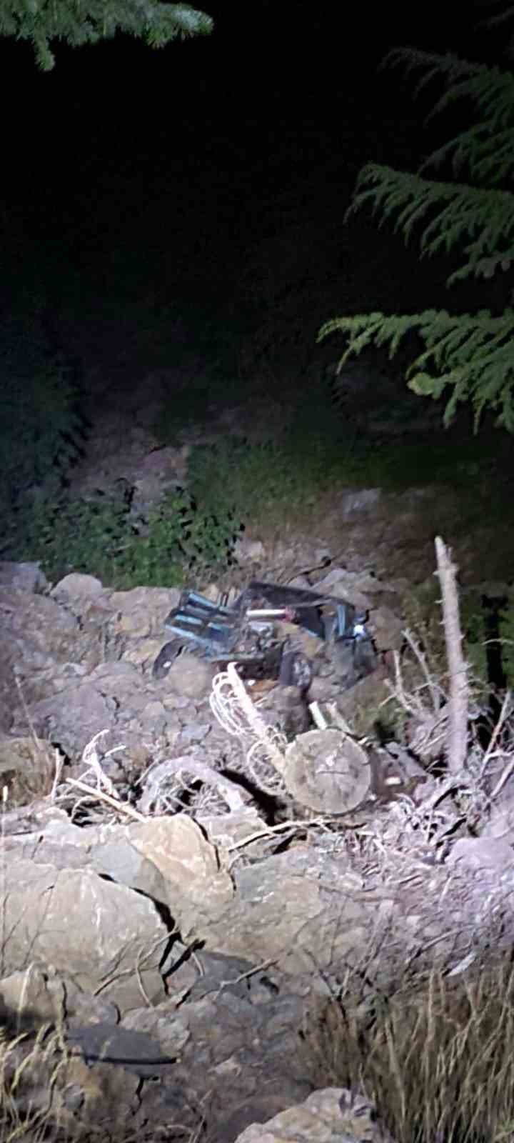 Otomobil yayla yolunda u&ccedil;uruma yuvarlandı: 2  yaralı
