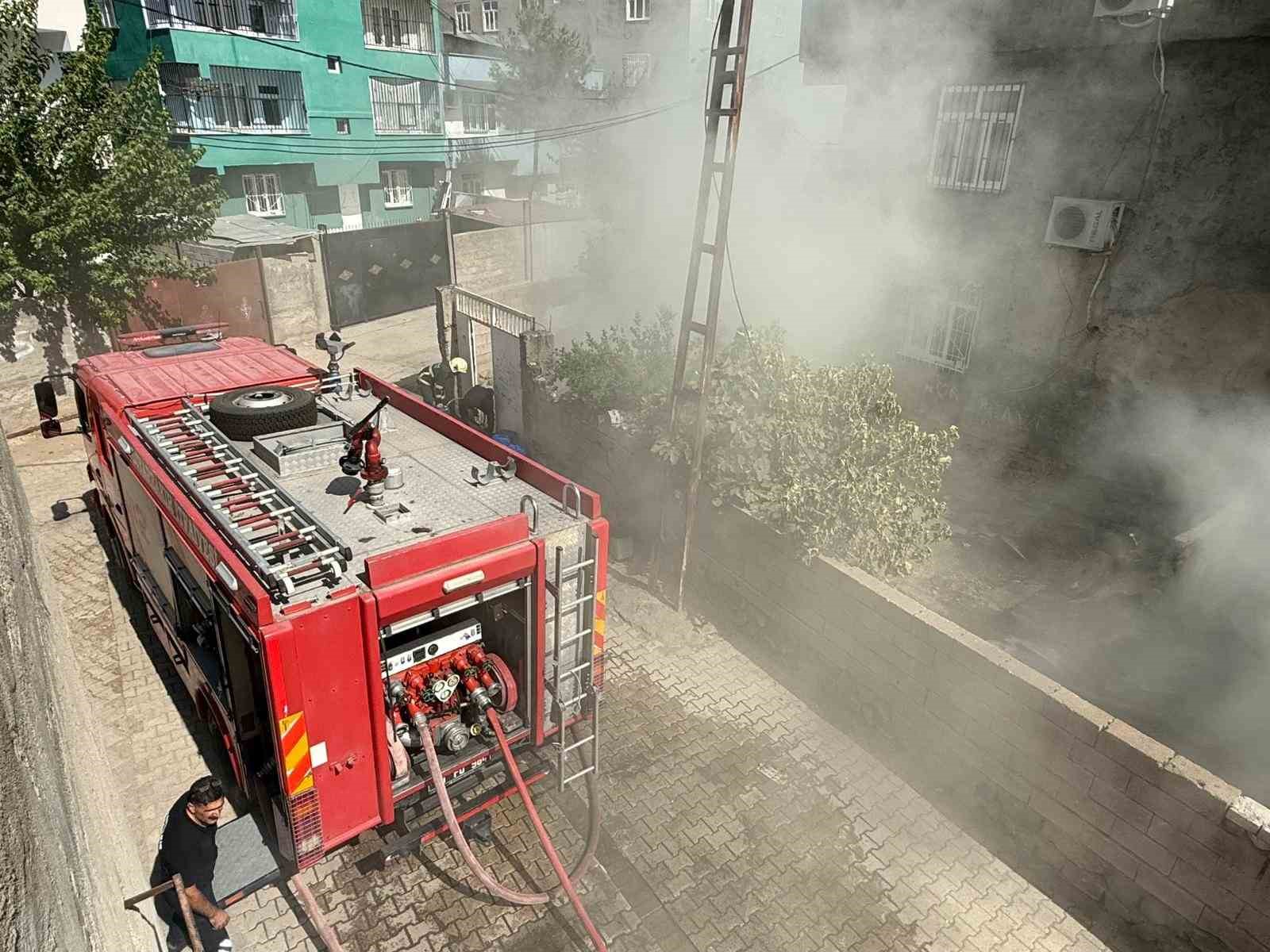 Diyarbakır’da ev yangınında 2 kişi dumandan etkilendi