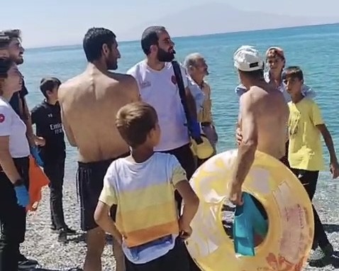 Van Gölü’nde boğulma tehlikesi geçiren baba ve oğul balıkçılar tarafından kurtarıldı