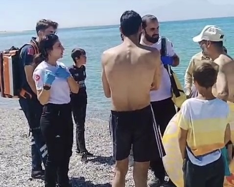 Van G&ouml;l&uuml;&rsquo;nde boğulma tehlikesi ge&ccedil;iren baba ve oğul balık&ccedil;ılar tarafından kurtarıldı
