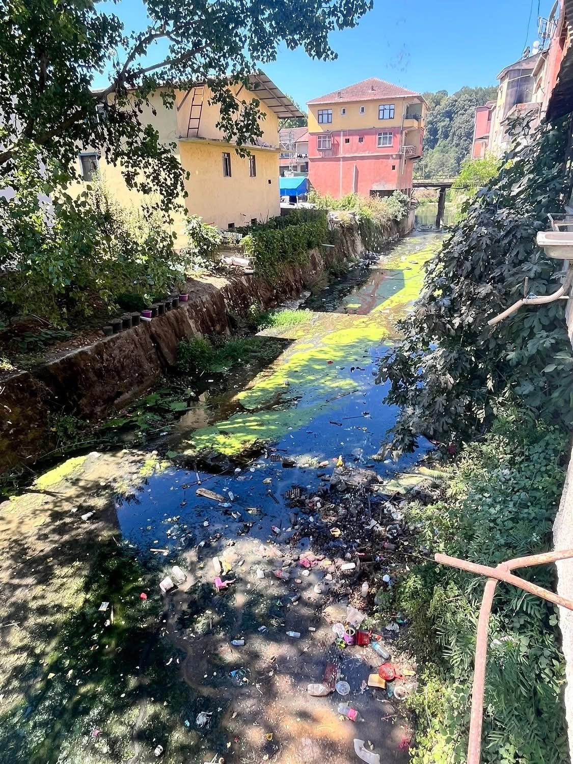 Mollabey Deresi &ccedil;&ouml;plerle doldu, k&ouml;yl&uuml;ler tepkili
