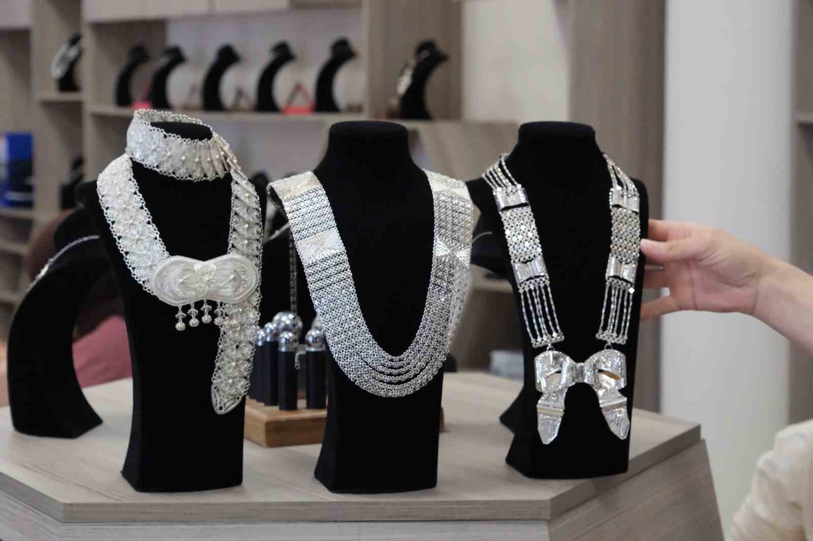 &Ccedil;apa yapan eller artık g&uuml;m&uuml;şe şekil veriyor
