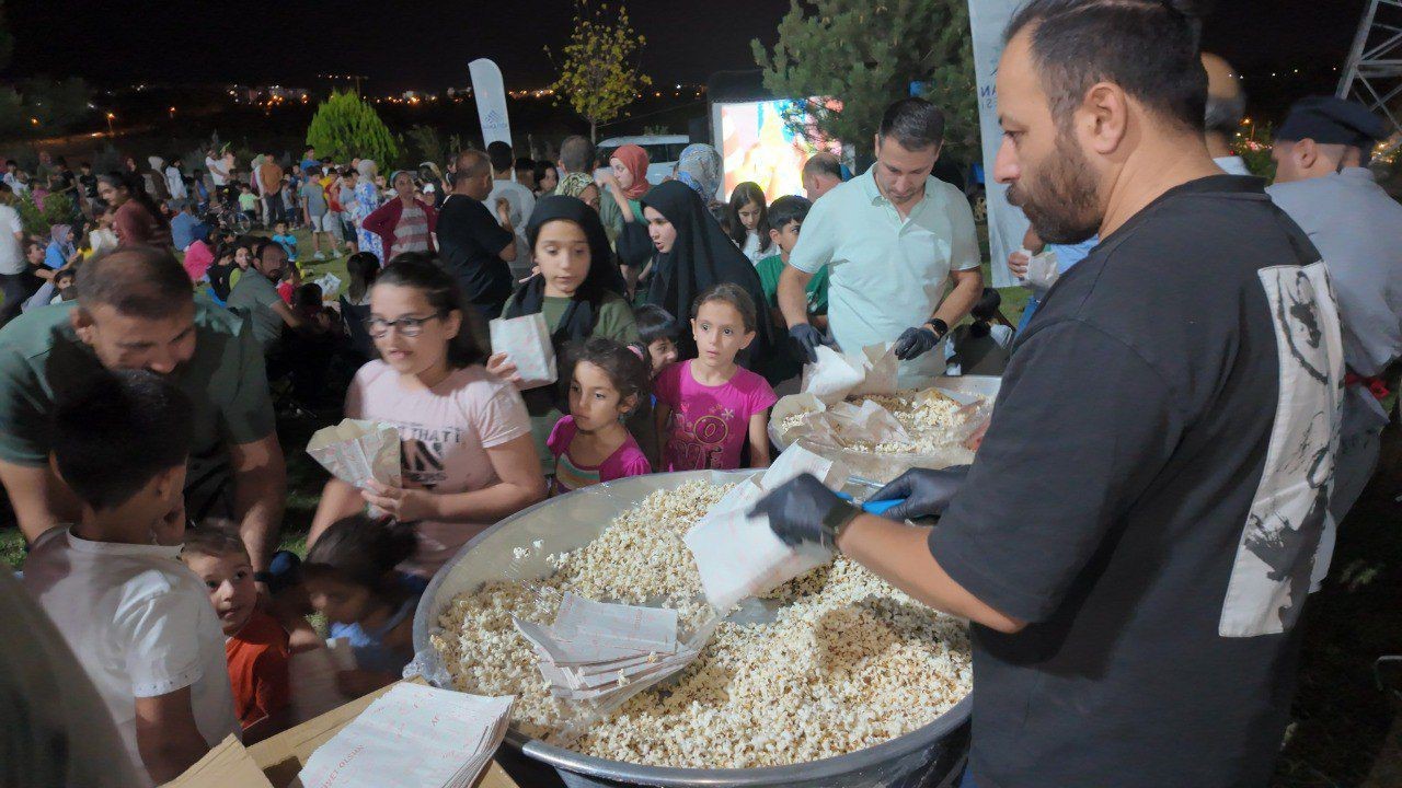 Adıyaman Belediyesinden a&ccedil;ık hava sinema gecesi

