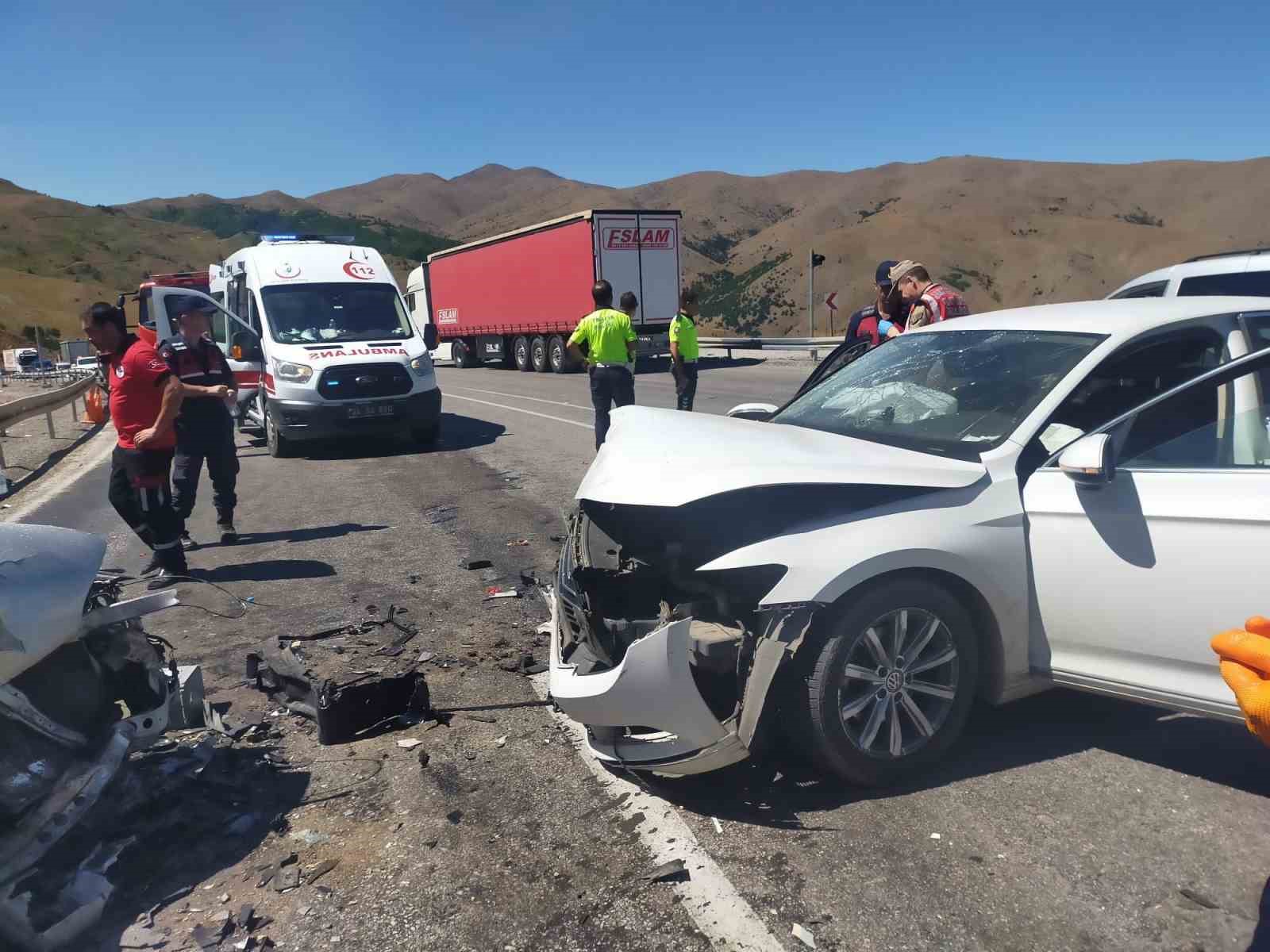Erzincan&rsquo;daki trafik kazasında &ouml;l&uuml; sayısı 4&rsquo;e y&uuml;kseldi
