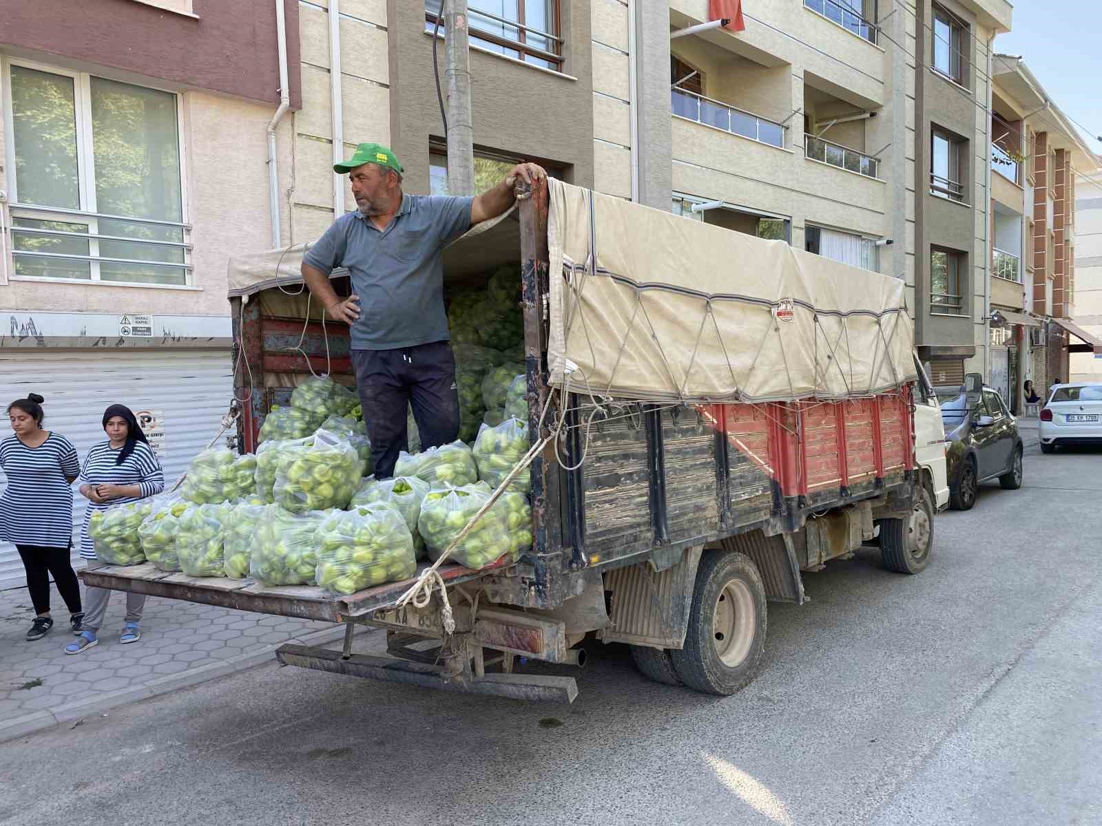 Yaklaşık 5 ton dolma biberi &uuml;cretsiz dağıttı
