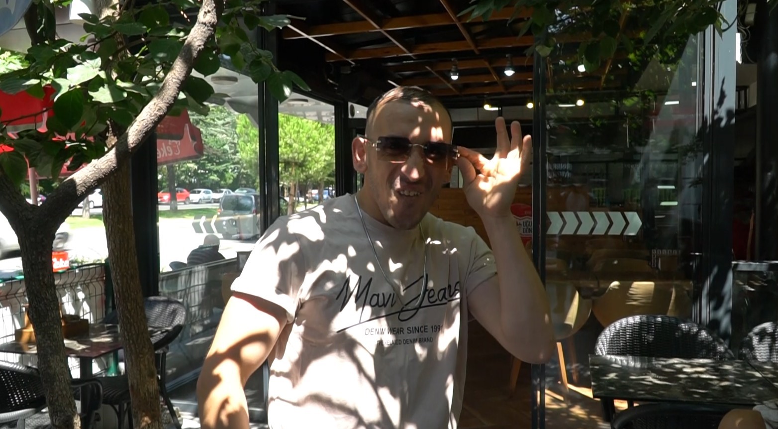 M&uuml;şterilerini kapıda havlayarak karşılayan garson, ilgi odağı oldu
