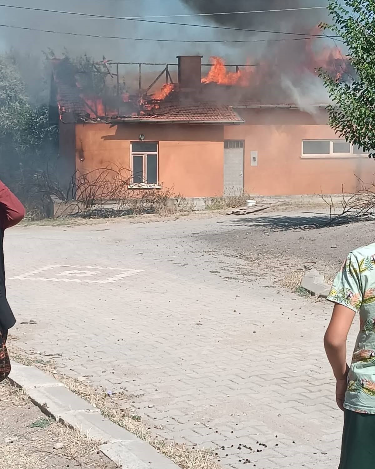 Ankara&rsquo;da s&uuml;t toplama deposunda yangın
