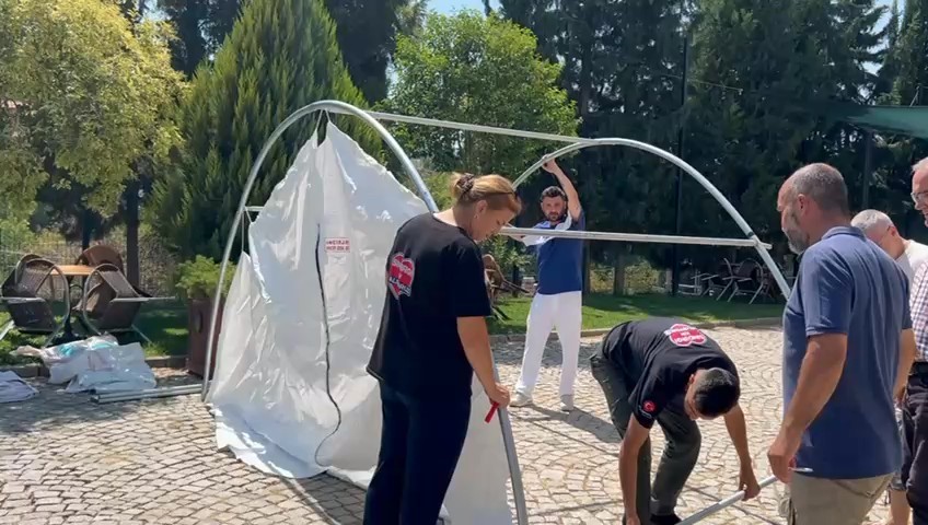 HEKİMSEN’den Sındırgı’daki depremzedelere kapsamlı yardım