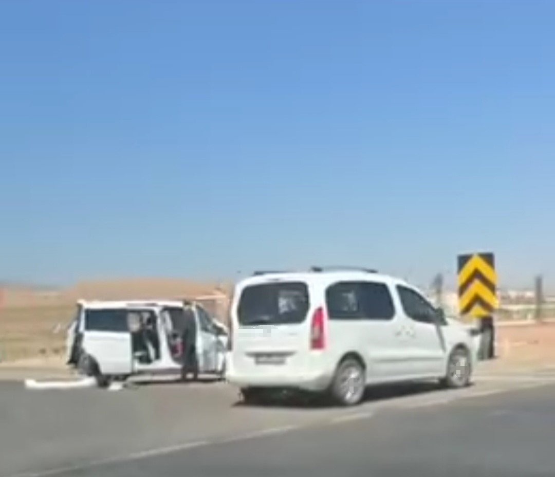 Kurtalan&rsquo;da otomobil ile hafif ticari ara&ccedil; &ccedil;arpıştı: 3 yaralı
