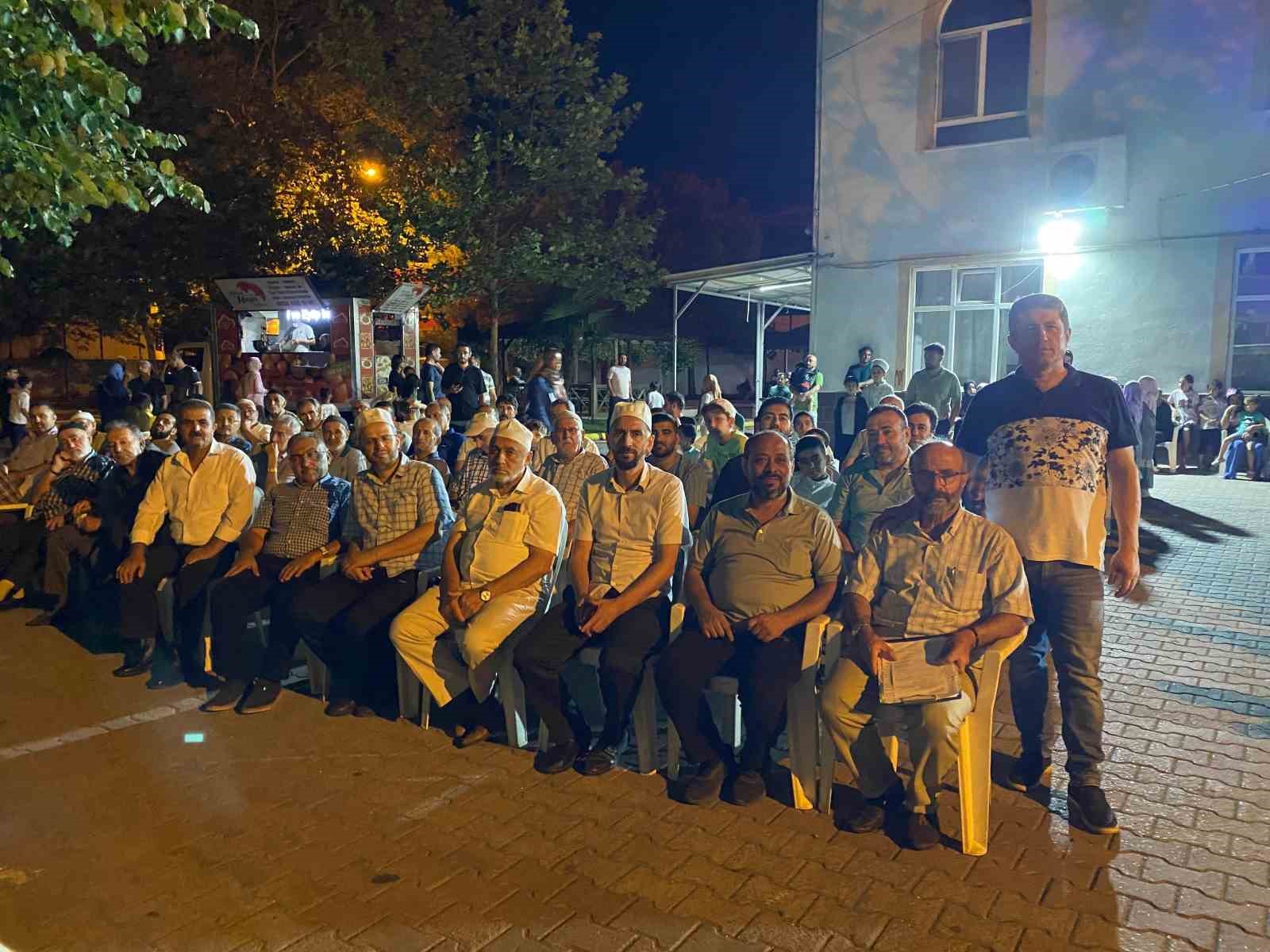 Vefa gecesinde Kur&rsquo;an kursu &ouml;ğrencileri &ouml;d&uuml;llerini aldı
