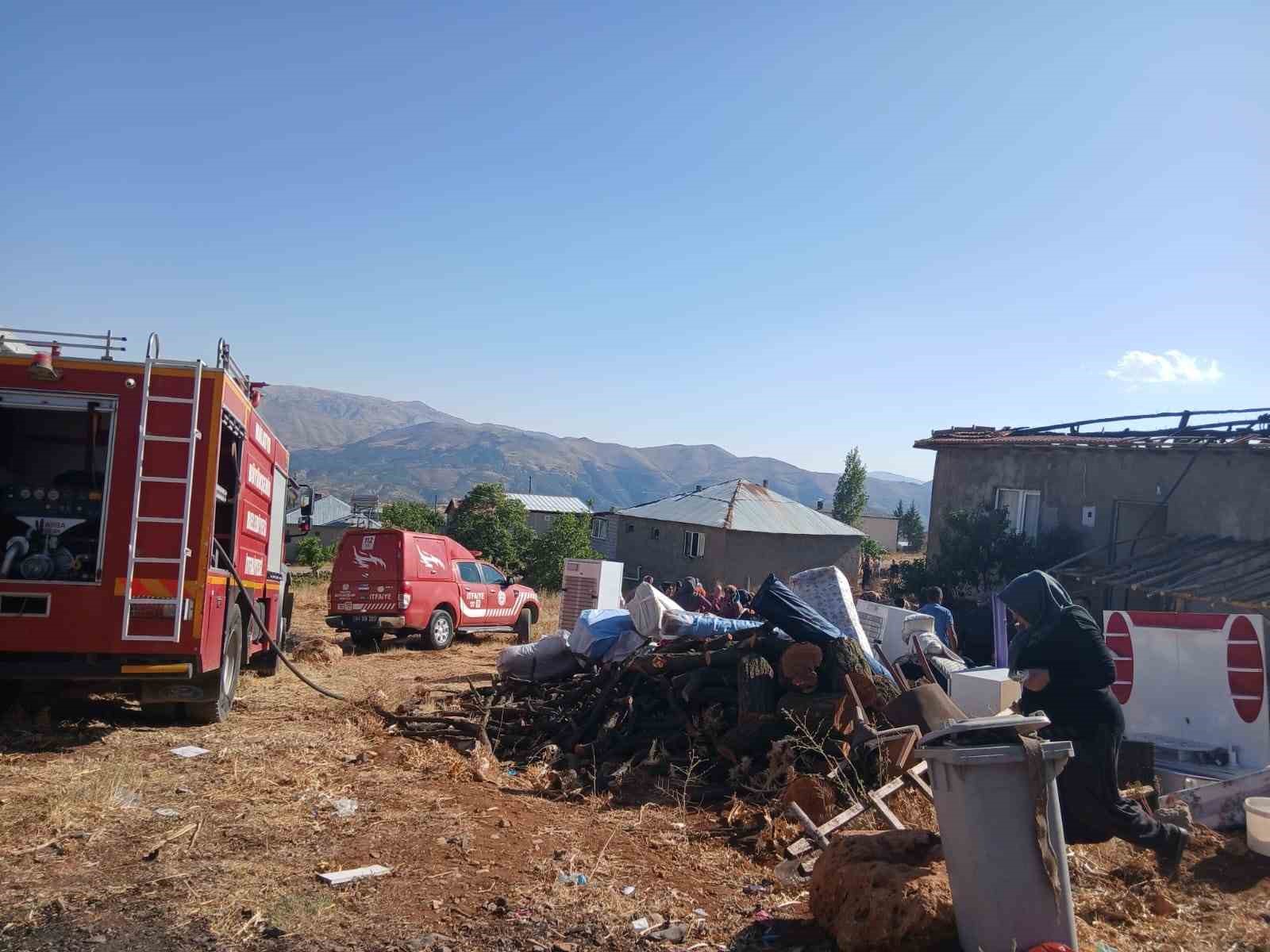 Doğanşehir&rsquo;de &ccedil;atı yangını
