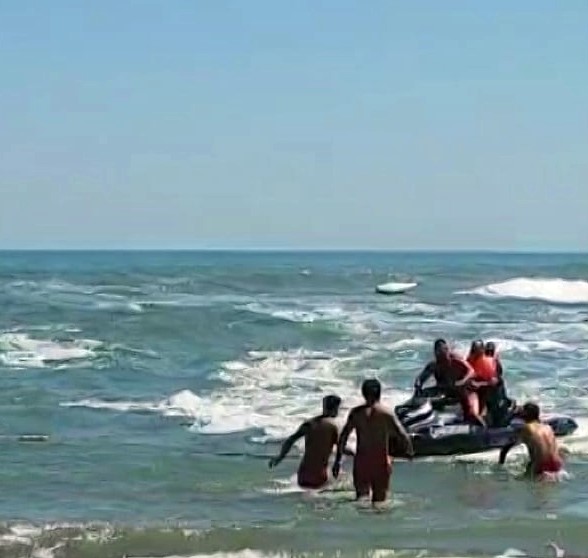 Karadeniz’de can pazarı: 3 kişi boğulmaktan son anda kurtarıldı