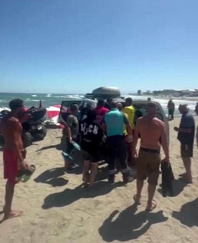 Karadeniz&rsquo;de can pazarı: 3 kişi boğulmaktan son anda kurtarıldı
