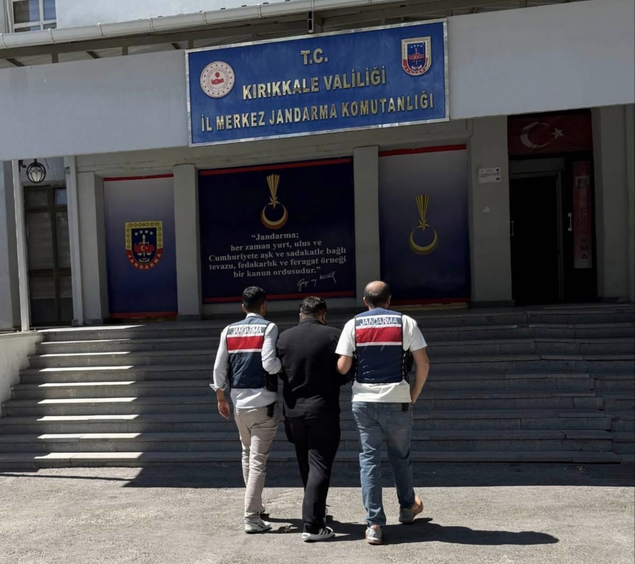 Hırsızlıktan aranan hükümlü jandarma ekiplerince yakalandı