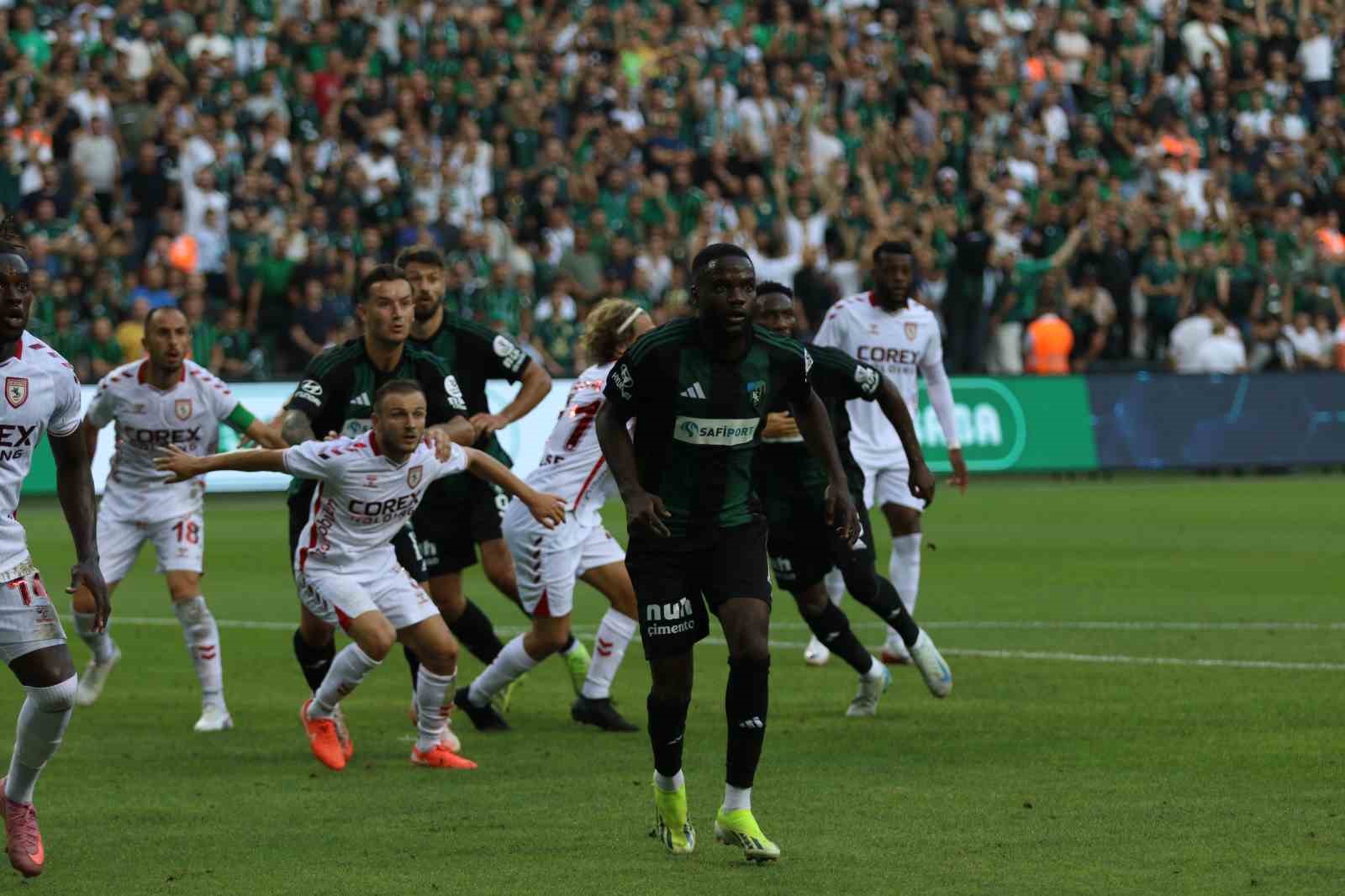 Trendyol Süper Lig: Kocaelispor: 0 - Samsunspor: 0 (İlk yarı)