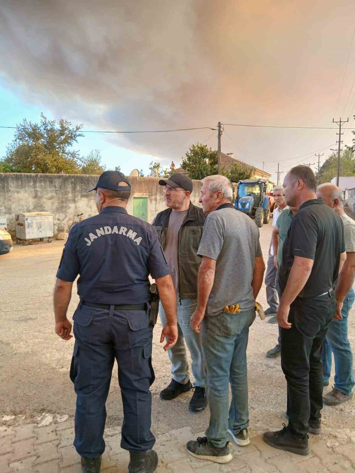 &Ccedil;anakkale Valisi Toraman yangın b&ouml;lgesinde y&uuml;r&uuml;t&uuml;len &ccedil;alışmaları yakından takip etti
