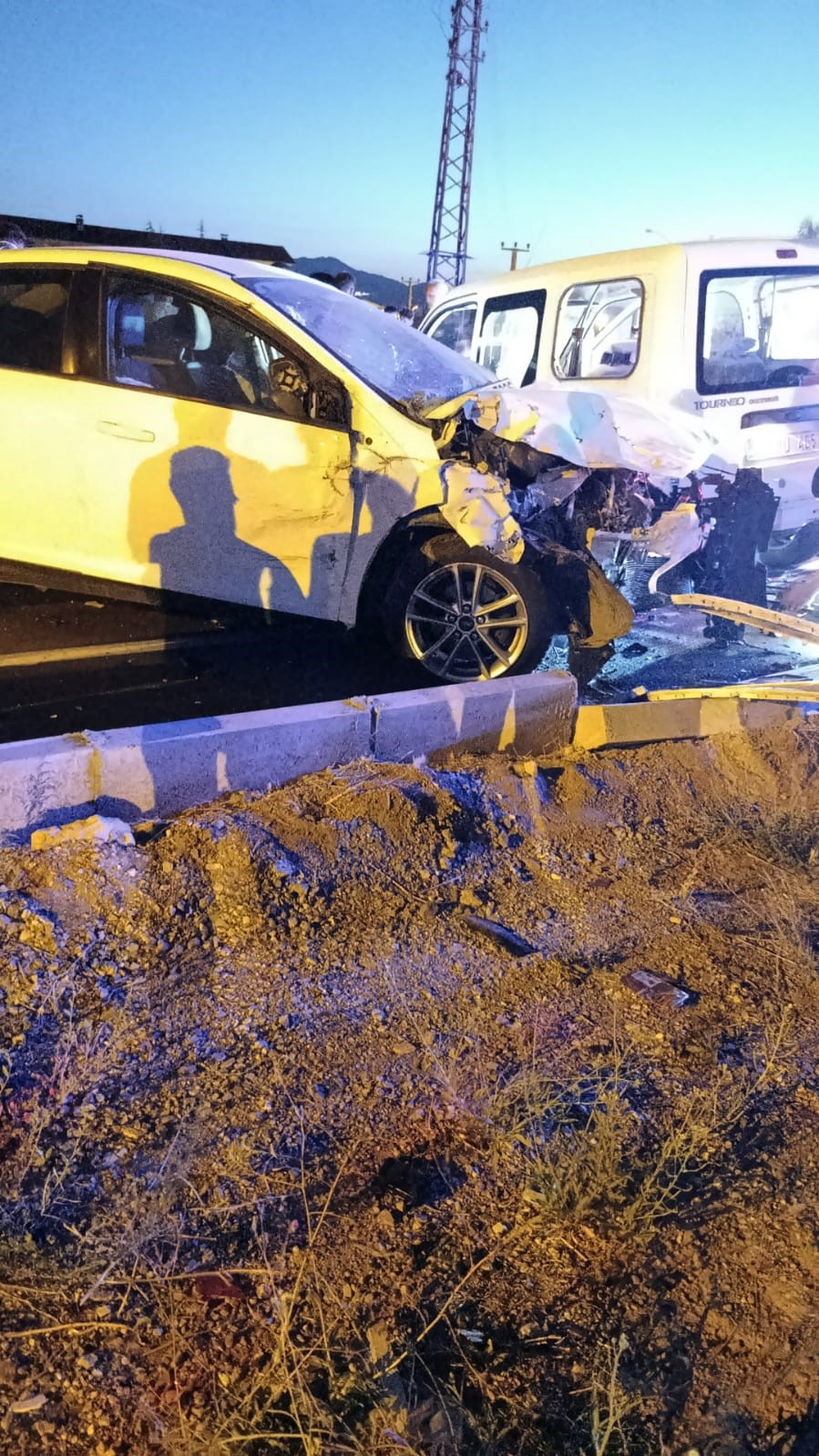 Şarkikaraağaç’ta hafif ticari araç ile otomobil çarpıştı: 5 yaralı