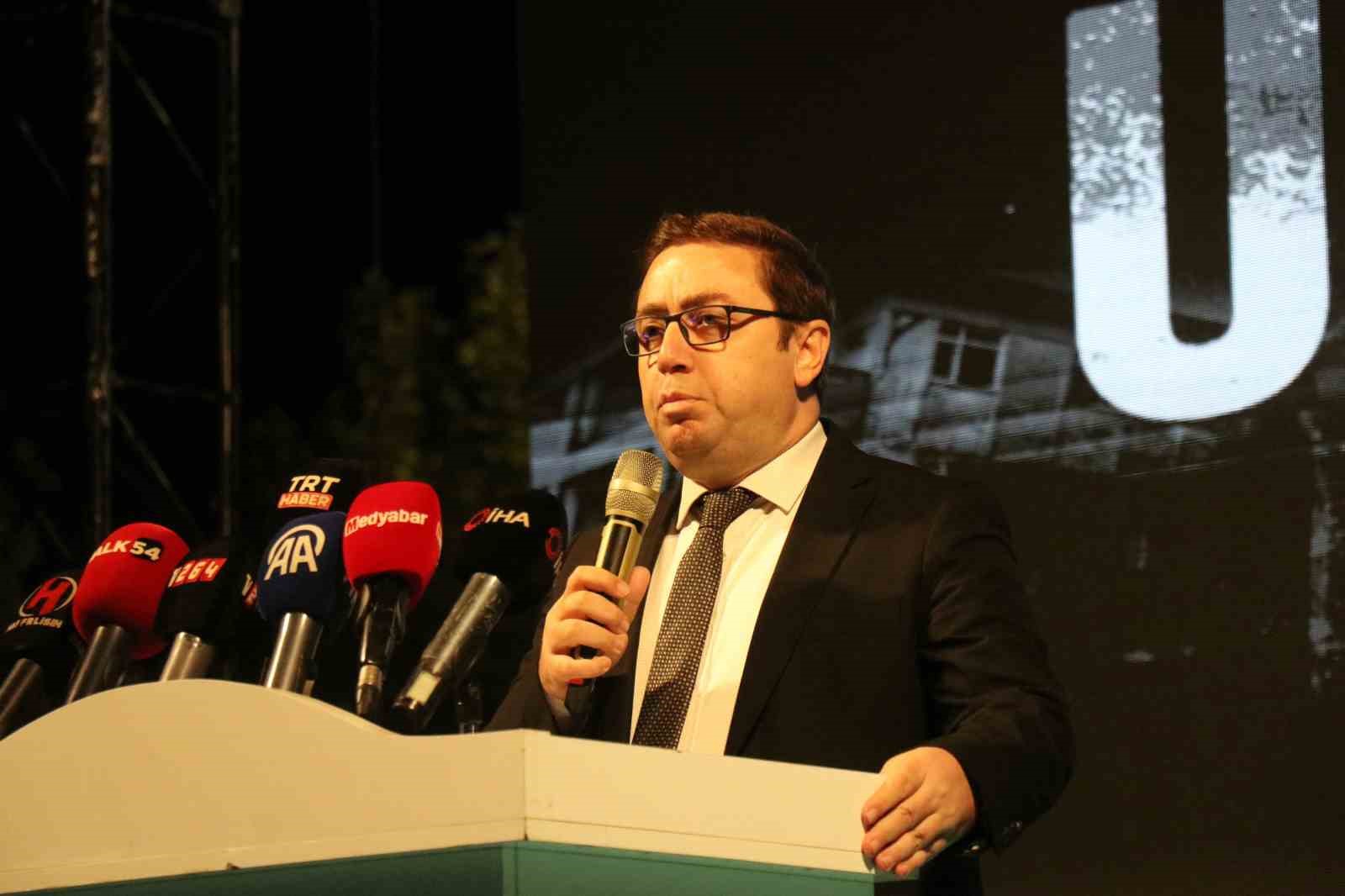 26 yıl geçti, acı hala taze: Depremde hayatını kaybedenler Sakarya’da anıldı
