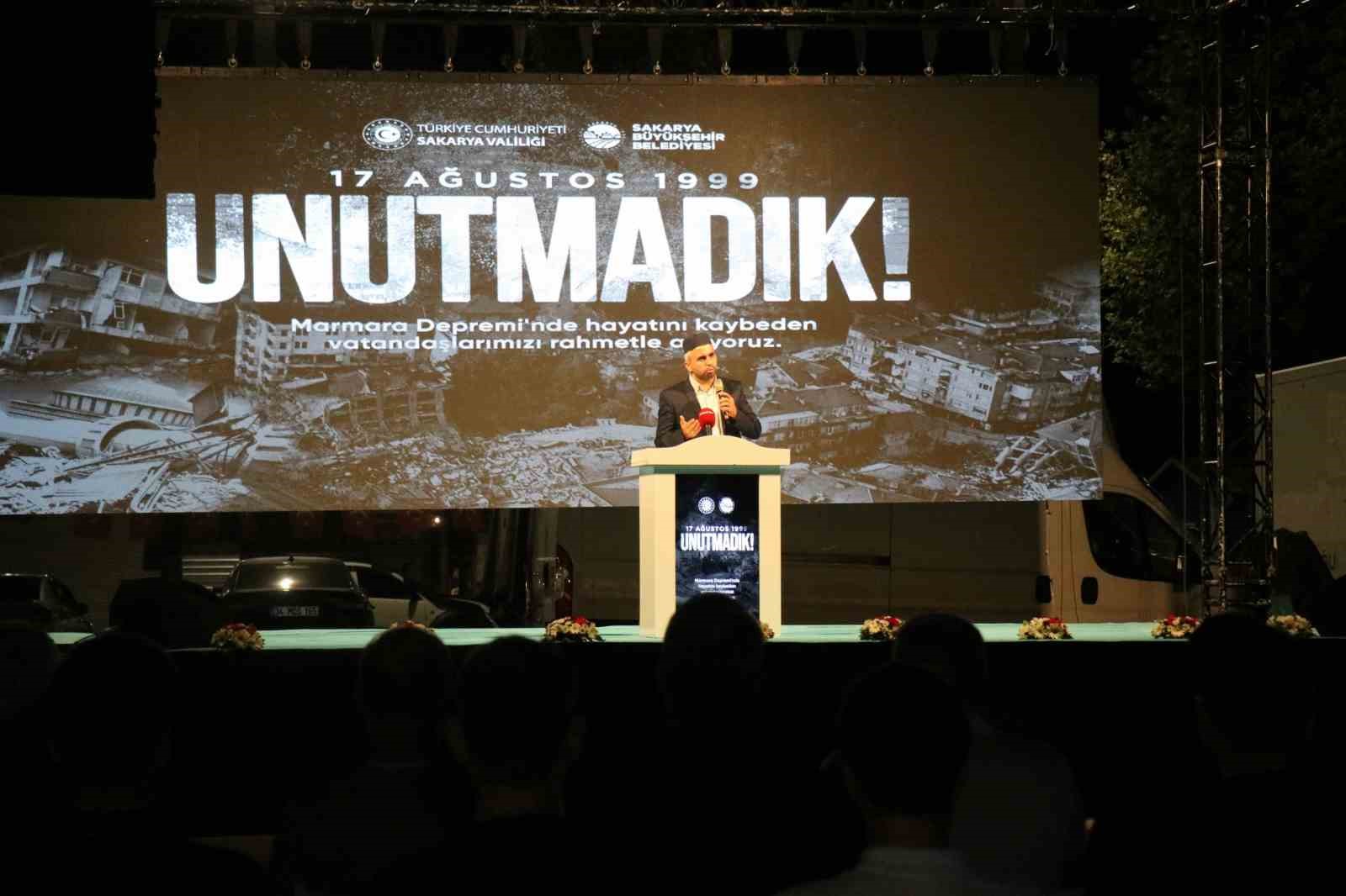 Deprem saati 03.02’de Sakarya’da eller semaya açıldı