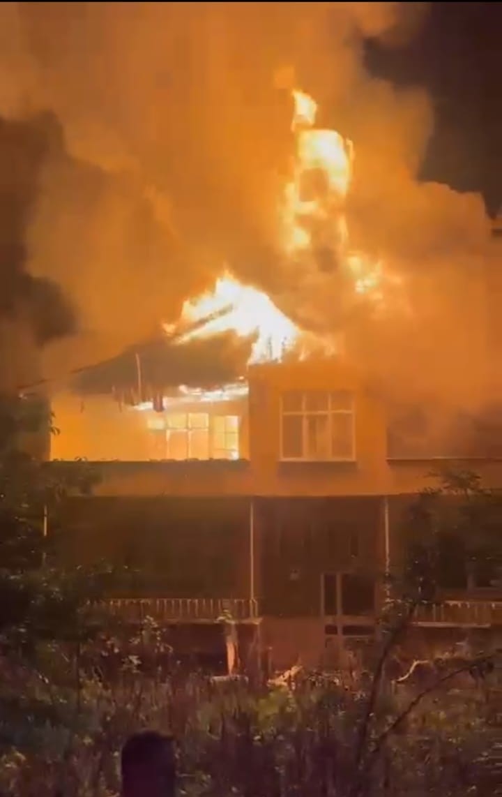 Samsun-Ordu yolu kenarında korkutan yangın: 2 katlı ev alevlere teslim oldu