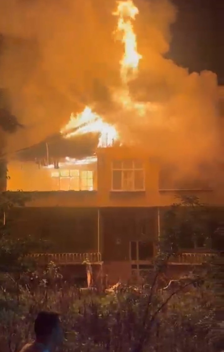 Samsun-Ordu yolu kenarında korkutan yangın: 2 katlı ev alevlere teslim oldu