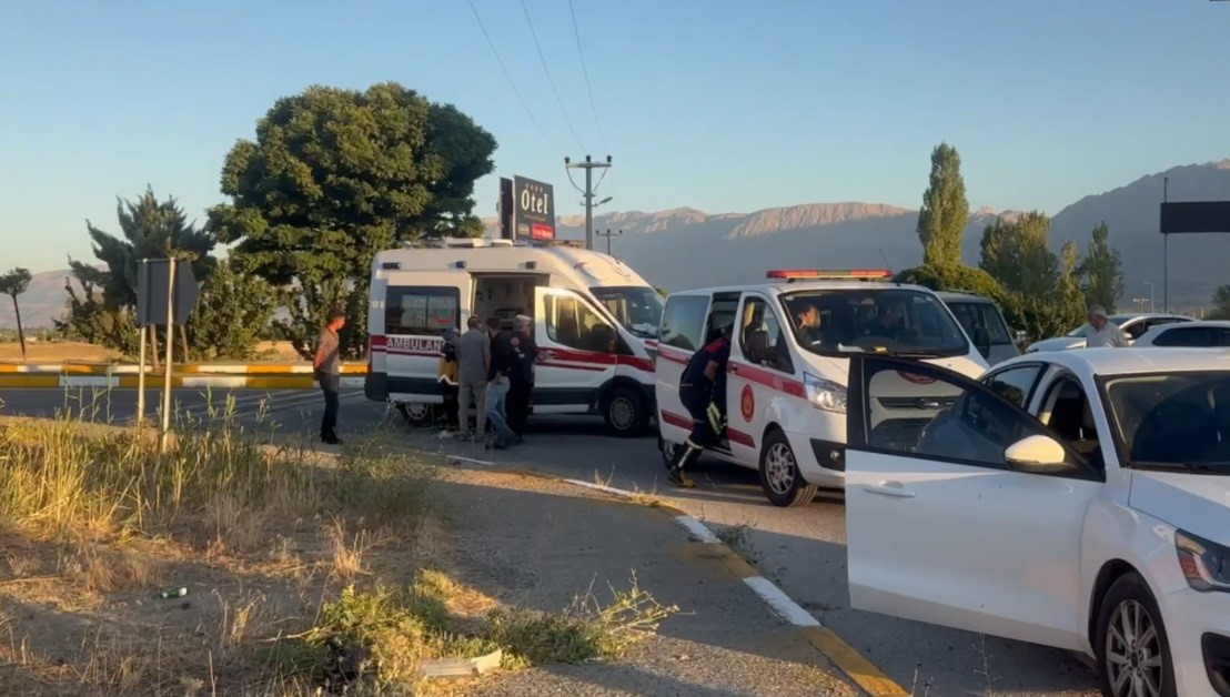 Erzincan’da iki otomobil çarpıştı: 2 yaralı