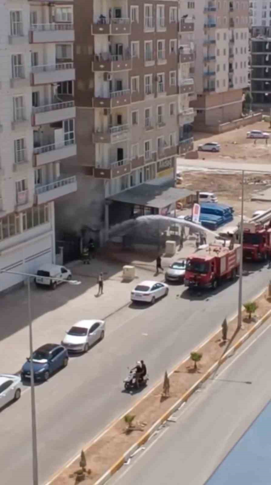 Mardin’de apartman girişinde çıkan yangın söndürüldü
