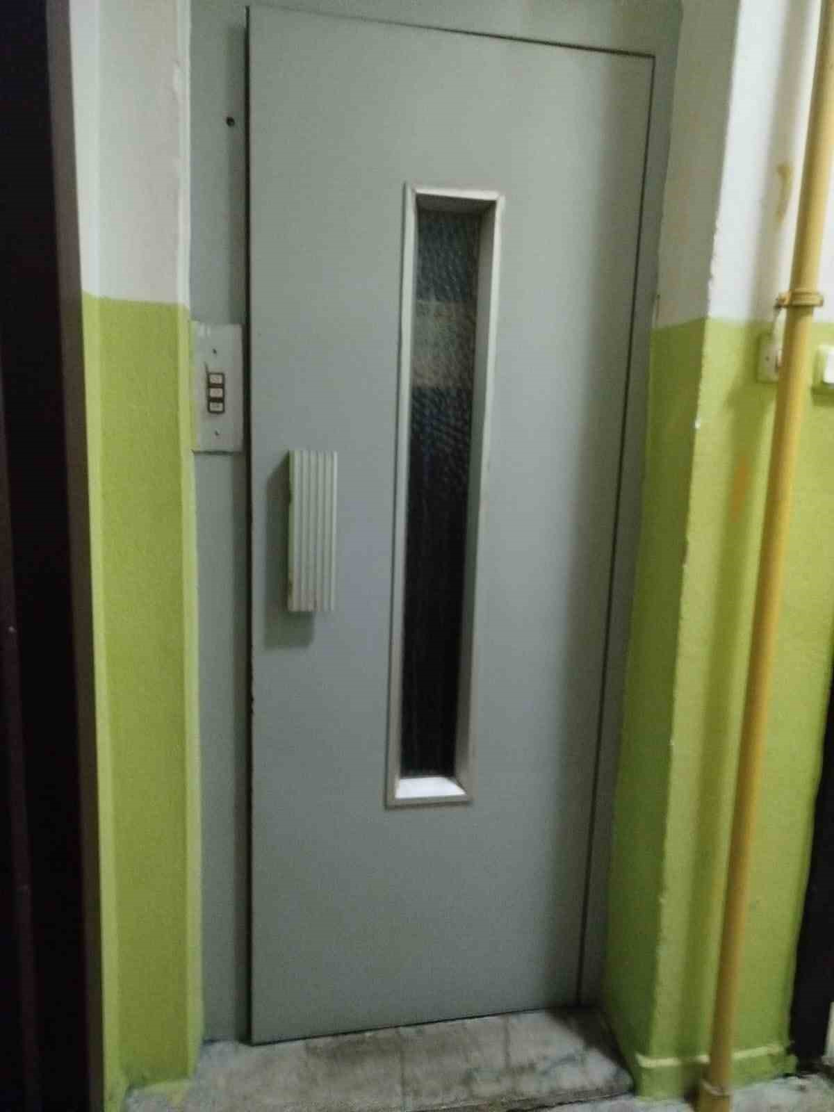 Asansörde kalan aileyi ekipler kurtardı