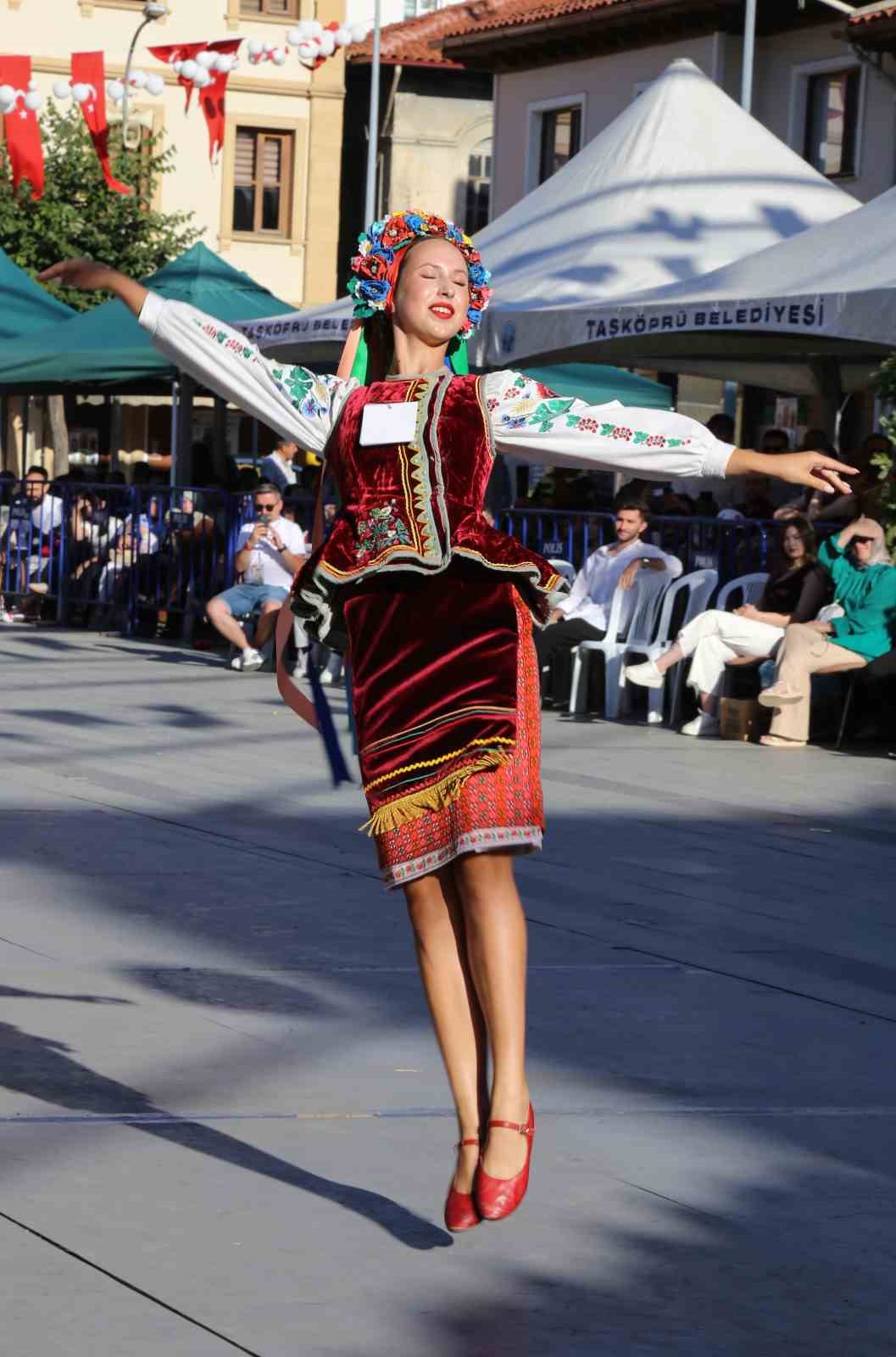 6 farklı &uuml;lkeden gelen gen&ccedil; kadınlar sarımsak festivalinin en g&uuml;zeli se&ccedil;ilebilmek i&ccedil;in yarıştı
