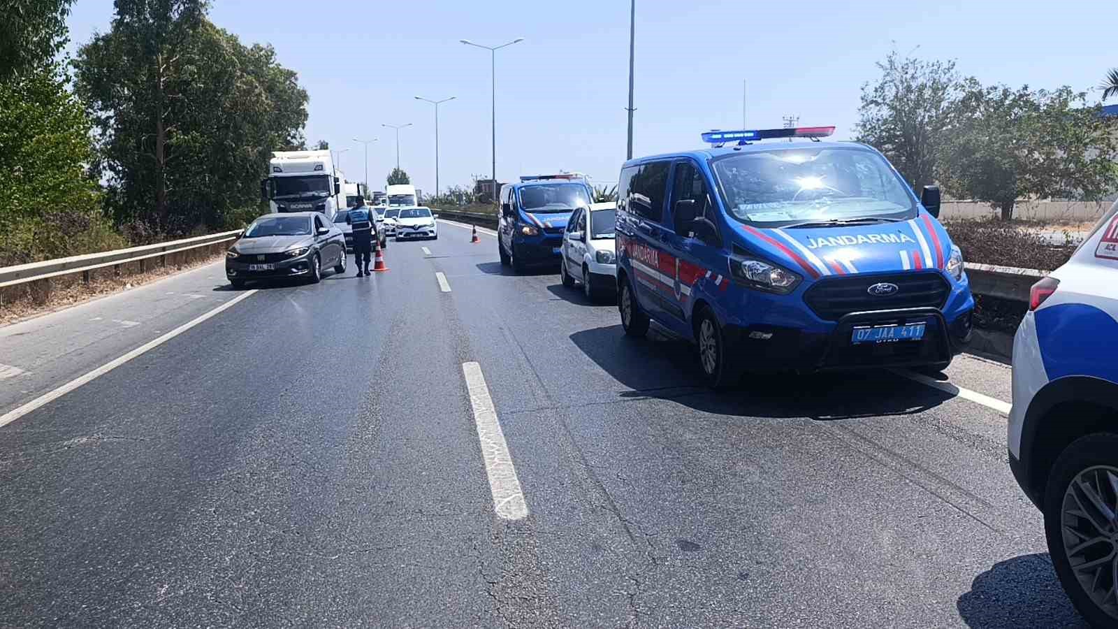 &Ouml;ğrenci servisi otel servisine arkadan &ccedil;arptı: 6 yaralı
