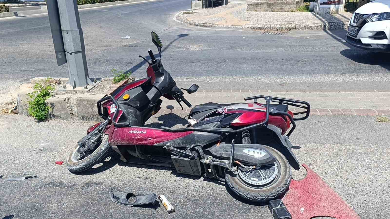 Otomobil ile elektrikli motosiklet &ccedil;arpıştı: 1 yaralı
