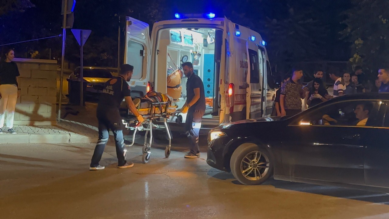 Motosikletle otomobile &ccedil;arpan gen&ccedil; yaralandı
