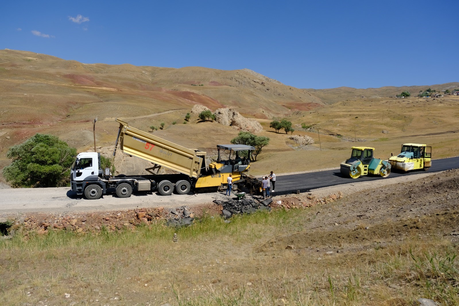 Taşlı&ccedil;ay&rsquo;da asfalt serim &ccedil;alışmaları tamamlandı
