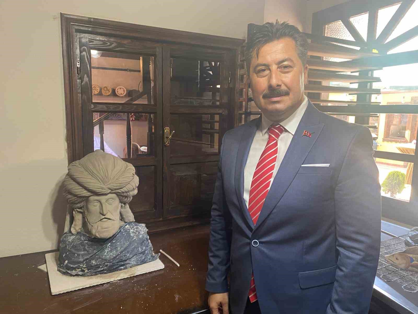 Eğitim almadan doğuştan gelen yeteneğiyle yaptığı eserler g&ouml;renleri şok ediyor
