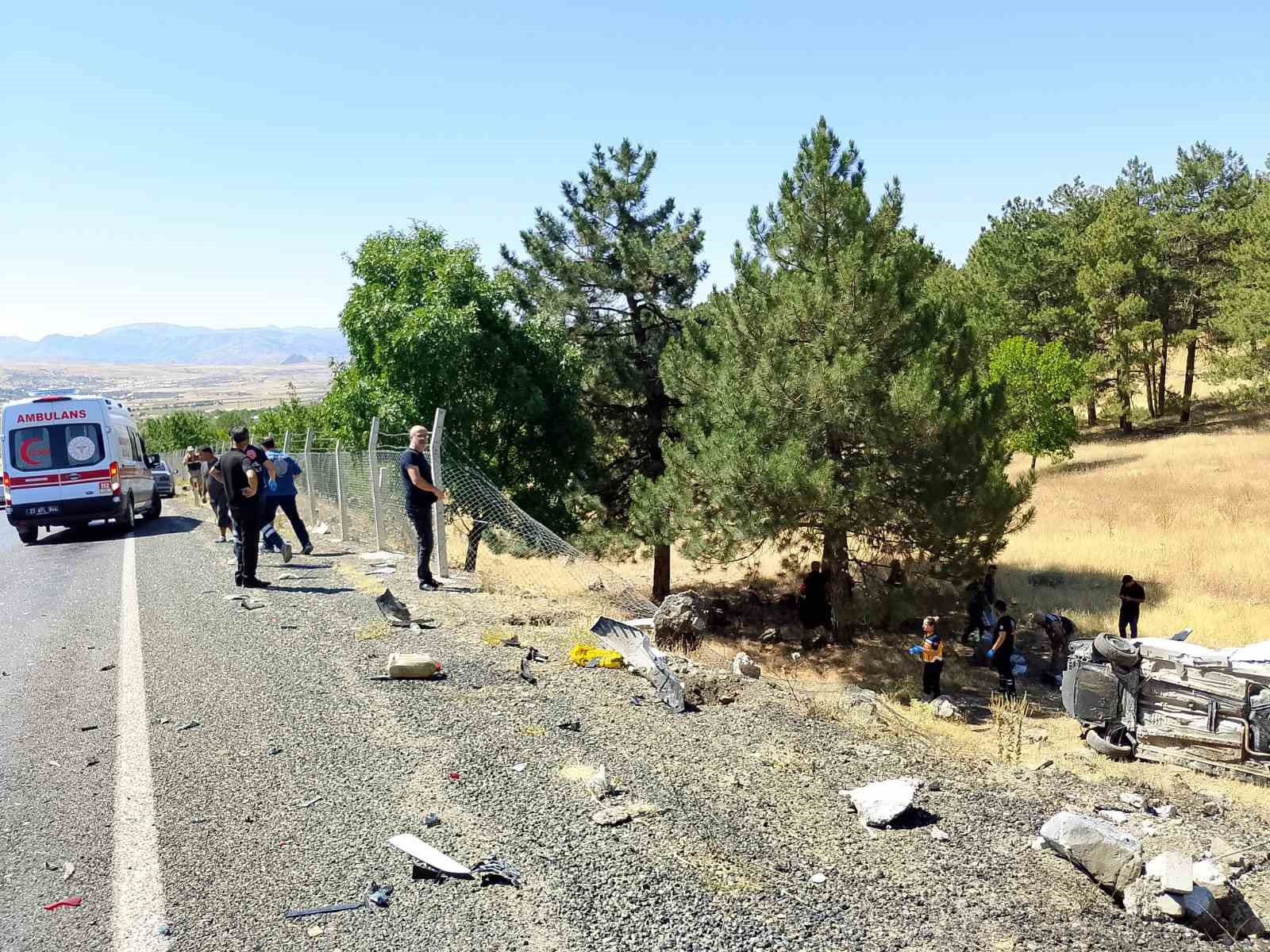 Elazığ&rsquo;da hafif ticari ara&ccedil; şarampole u&ccedil;tu: 3 yaralı
